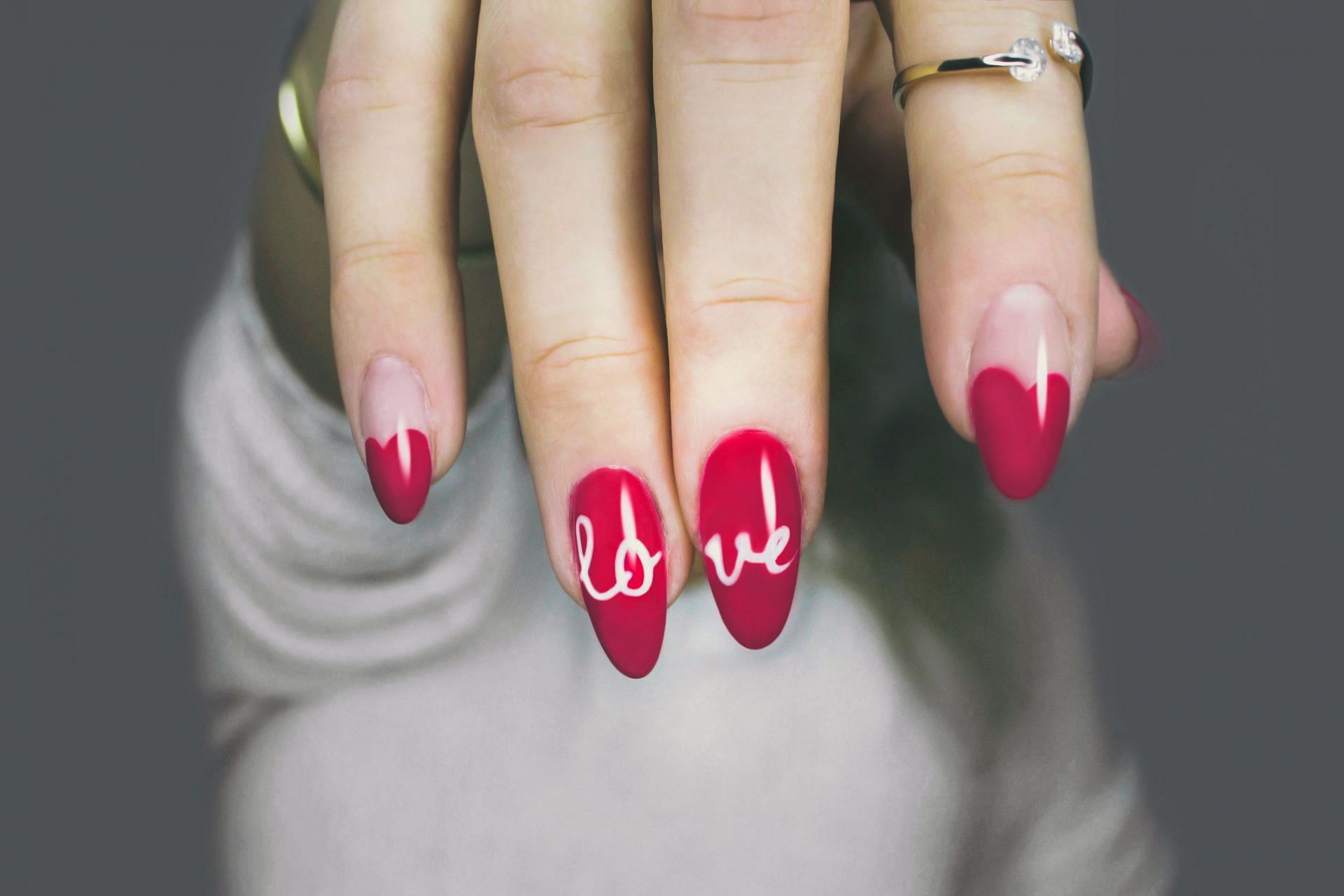 Nails turning orange (image via Unsplash/Designecologist)